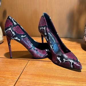 Almost New Alice + Olivia tall leather snakeskin pattern heels 10